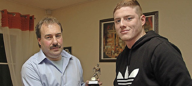 Der Fuballer Christian Marx (rechts) ...nde Michael Baumann zeichnete ihn aus.  | Foto: Regine Ounas-Krusel