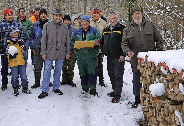 Trotz des kalten Winterwetters fand di... Gippert nahmen die Versteigerung vor.  | Foto: Hans-Jochen Voigt