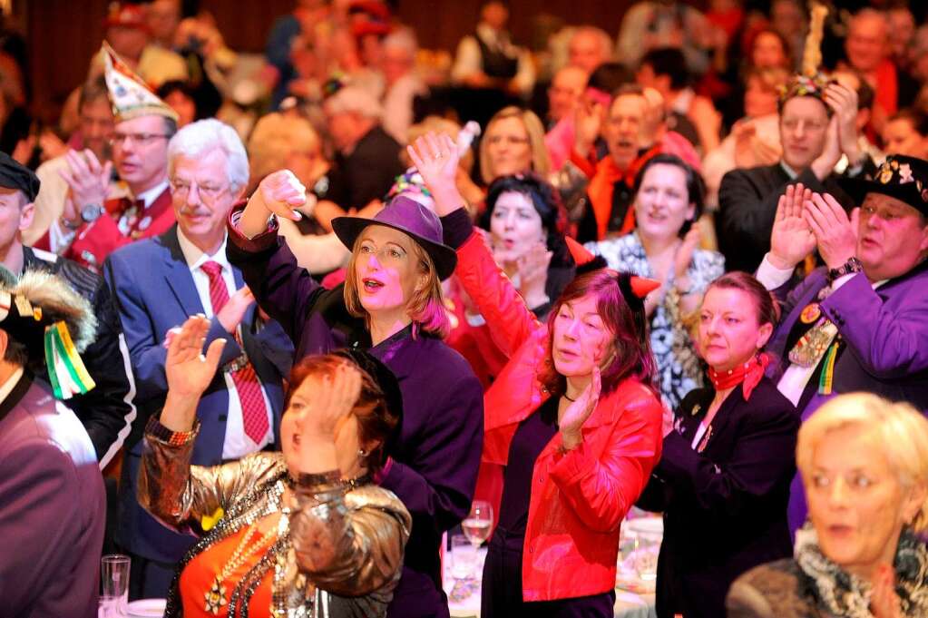 Volles Haus beim Kappenabend der Breisgauer Narrenzunft in Freiburg.