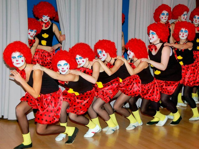 Die Leichtathleten zeigten als Clowns ...aus ihrem Alltag in der Clownschule.    | Foto: Horst Bss