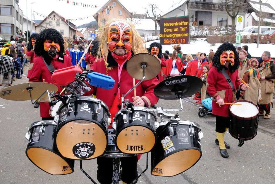 Närrisches Treiben beim Zunftabend und großen Umzug in Schweighausen (Foto: WOLFGANG KUENSTLE ) Närrisches Treiben beim Zunftabend und großen Umzug in Schweighausen (Foto: WOLFGANG KUENSTLE )