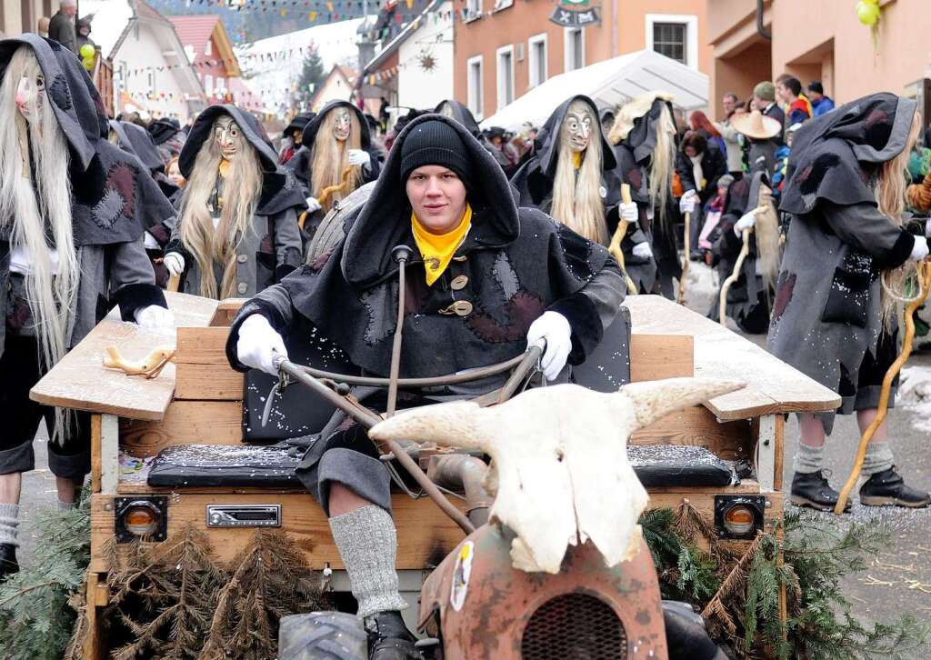 Närrisches Treiben beim Zunftabend und großen Umzug in Schweighausen Närrisches Treiben beim Zunftabend und großen Umzug in Schweighausen