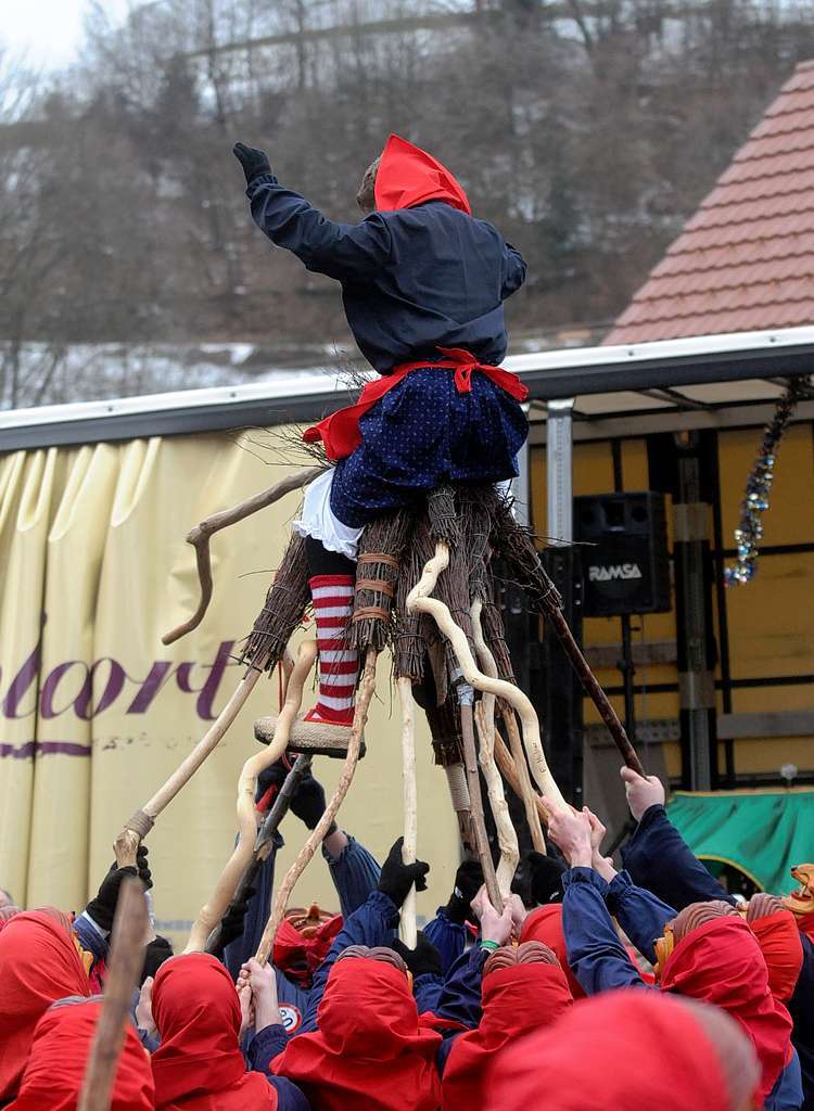 Närrisches Treiben beim Zunftabend und großen Umzug in Schweighausen Närrisches Treiben beim Zunftabend und großen Umzug in Schweighausen