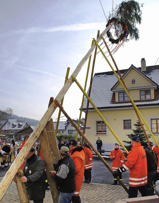 Im Nu hatte die Feuerwehr den Narrenba...erragt jetzt minimal den Rathausturm.   | Foto: Steinfelder