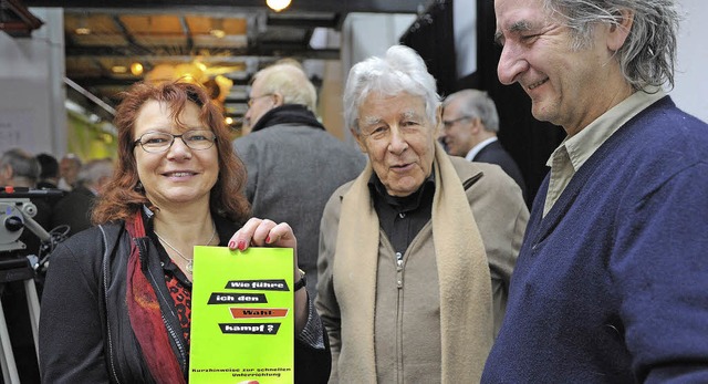 Gabi Rolland mit den Archiv-Vertretern...rmann (Mitte) und Leiter Volkmar Vogt   | Foto: Rita Eggstein