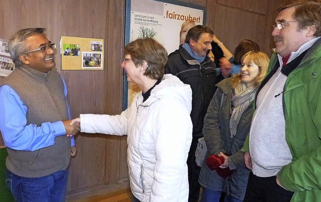 Viele Leute feierten auf Einladung der...mit Pfarrer Timothy Ravinder (links).   | Foto: Claudia Gempp