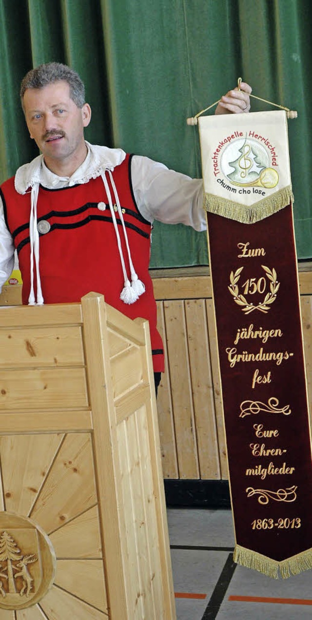 Walter Stoll bergab ein Fahnenband mi...r Ehrenmitglieder der Trachtenkapelle.  | Foto: Stefan Sahli