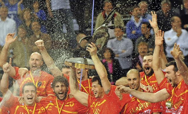 Weltmeister Spanien duscht in Champagner und Konfetti.   | Foto: MICHAEL HEUBERGER