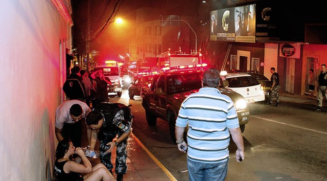 Todesfalle Nachtclub: Die Rettungskrf...trae um  berlebende der Katastrophe.  | Foto: afp