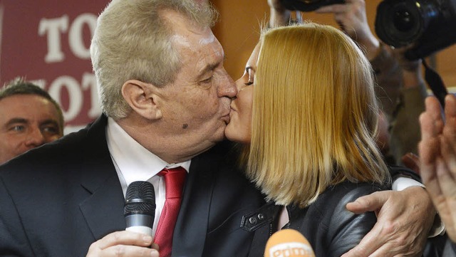 Milos  Zeman ksst nach seinem Sieg be...tschaftswahlen seine Tochter Katerina.  | Foto: dpa