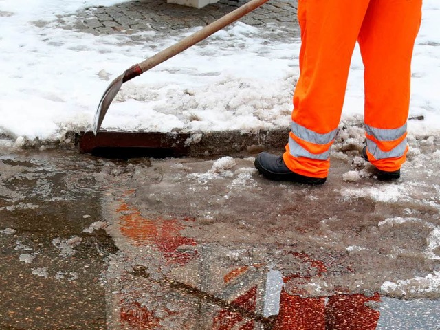 Heftiges Tauwetter lsst die Hochwassergefahr steigen.  | Foto: dpa