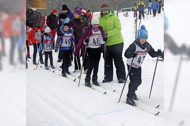 100 Kinder feiern ein Fest im Schnee