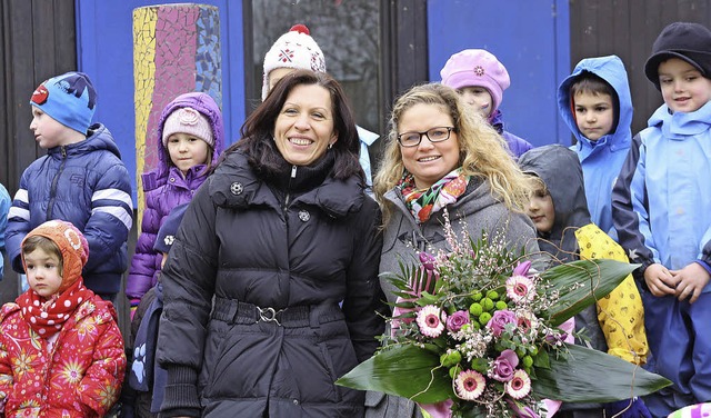 Die Leiterin des Kindergartens Regenbo...bernommen hat Claudia Zecchi (links).  | Foto: Christiane Franz