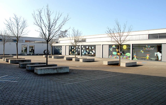 Wyhl. Hinterer Schulbereich mit Blick auf die Grundschule.  | Foto: Roland Vitt