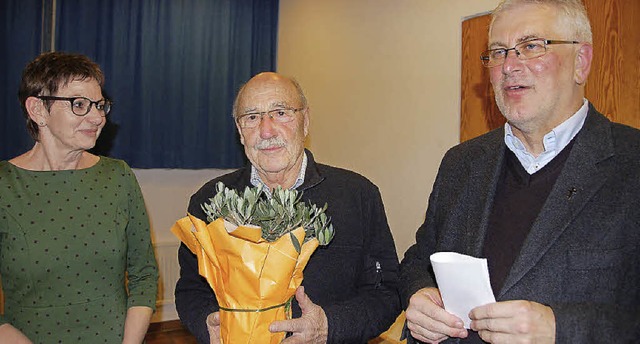 Pfarrer Hans-Jrgen Decker (rechts) un...hrige Ttigkeit als Kommunionhelfer.   | Foto: Elfriede Mosmann