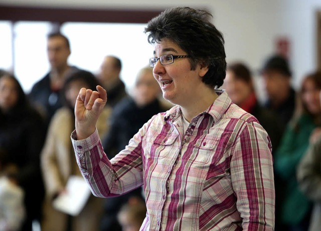 Susanne Momann prsentiert Eltern das Ergebis ihrer Arbeit mit den Kindern.   | Foto: Christoph Breithaupt