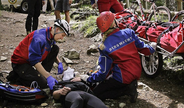 Die Rettungskrfte der Bergwacht sind ...8222;Helfer vor Ort&#8220; im Einsatz.  | Foto: olga von plate