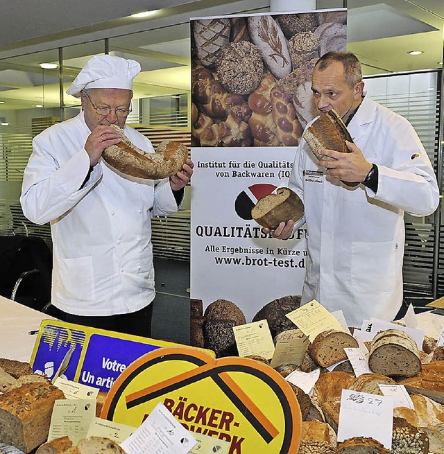 Prfer Karl-Ernst Schmalz (rechts), hi...ckerhandwerk eine hohe Brotqualitt.   | Foto: Volker Mnch