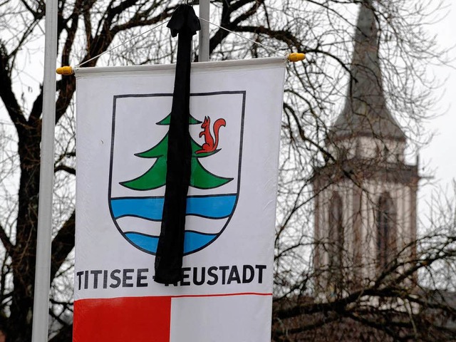 Trauerbeflaggung in Titisee-Neustadt: ...ebbt die Spendenbereitschaft nicht ab.  | Foto: dpa