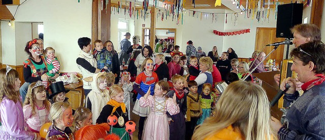 Mitsing- und Mitmachlieder, Polonaisen...ewiber im Schulhaus in Schwrzenbach.   | Foto: Eva Korinth