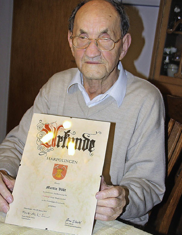 Stolz zeigt Martin Vkt die Urkunde. Seit 70 Jahren ist er Feuerwehrmann.   | Foto: Jrn Kerckhoff