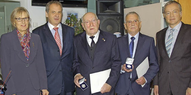 Innenminister Gall (zweiter von links)...und Rolf Meyer mit der Staufermedaille  | Foto: Andrea Steinhart