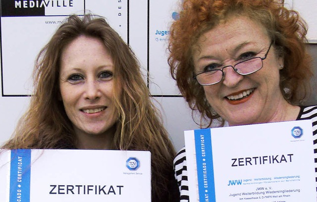 Freuen sich ber die Zertifizierung f...(links) und Vorsitzende Barbara Sauer   | Foto: JWW