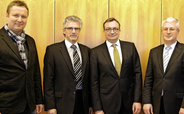 Jrgen Allweier (links) und OB Wolfgan...le, fr die Zustiftung von 3000 Euro.   | Foto: Frey