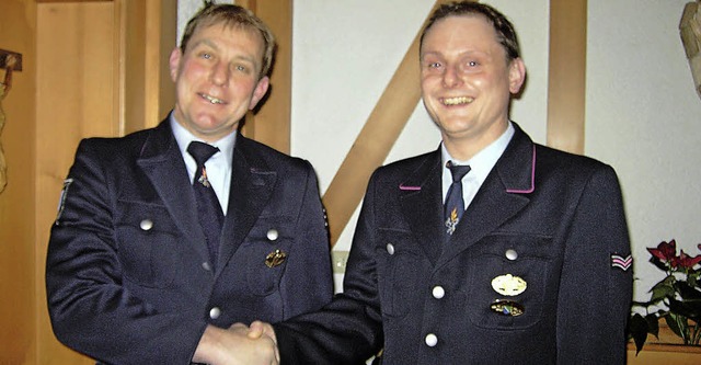Ralf Selb (rechts) freut sich ber seine Wahl zum Abteilungskommandanten.  | Foto: Cornelia Selz