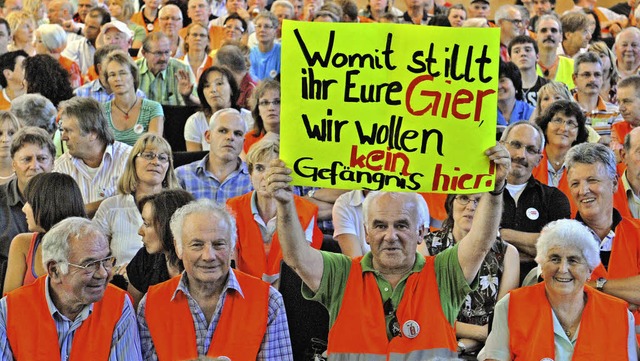 Gegner des  Gefngnisses halten im Jul...ottweil ein Protestschild in die Hhe.  | Foto: DPA