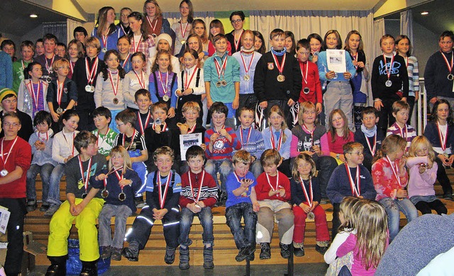 Kinder aus Bernau freuen sich beim Kinderskifest ber ihre Preise.  | Foto: Ulrike Spiegelhalter