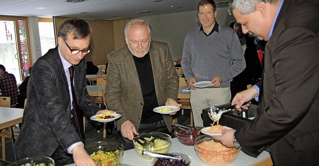 Die Unternehmer Michael Schneider, Thi...es Schnauer Gymnasiums (von rechts).   | Foto: Ulrike Jger