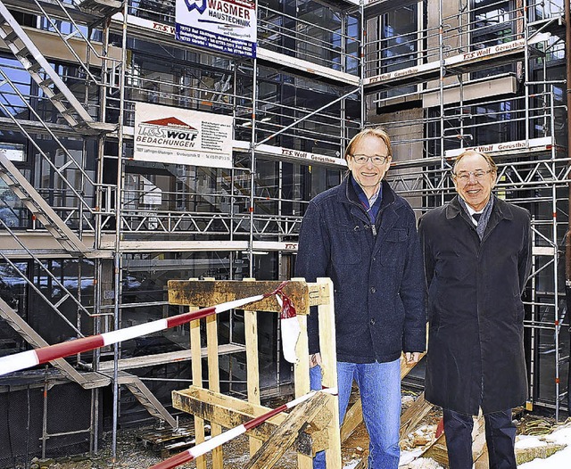 Herbert Groarth (rechts), Vorsteher d...weiterungsbau in der Bahnhofstrae 5.   | Foto: Klatt-D&#39;Souza