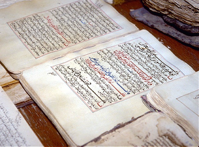 Eine wertvolle Handschrift in der Bibl...ten Islamisten das Gebude in Brand .   | Foto: AFP