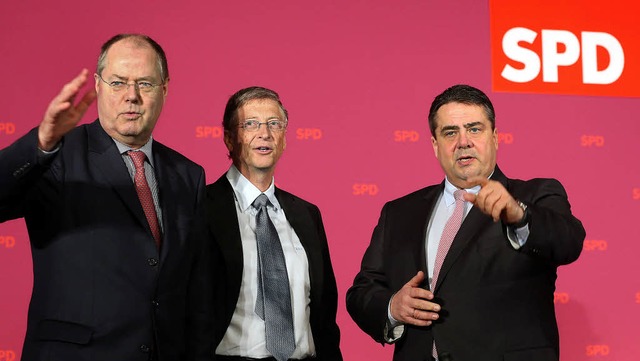 Zeigen anscheinend dem Microsoft-Grnd...s) und SPD-Vorsitzender Sigmar Gabriel  | Foto: dpa