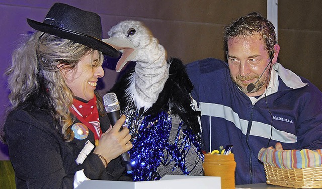 Strauenvogel Strasmu im Sketch mit Ma...hen, fand am Hut von Manuela gefallen.  | Foto: Roland Vitt