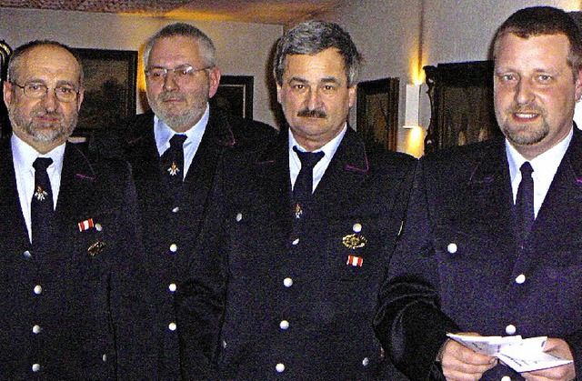 Fr 40 Jahre Dienstzeit wurden Werner ..., Benjamin Wasmer (von links), geehrt.  | Foto: Rolf Mck