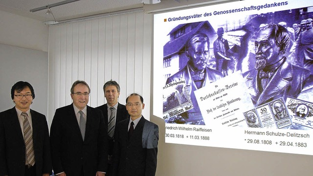 Hoher Besuch aus Japan in der Volksban...nd Professor Toru Morotomi (von links)  | Foto: Volksbank