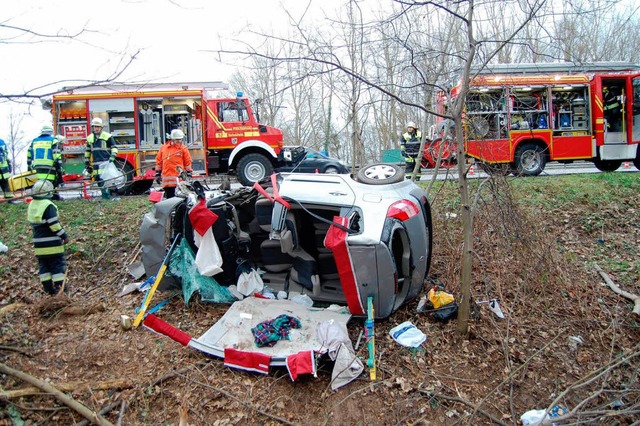 Befreiung eingeklemmter Autofahrerin a...Das Auto musste aufgeschnitten werden.  | Foto: Feuerwehr