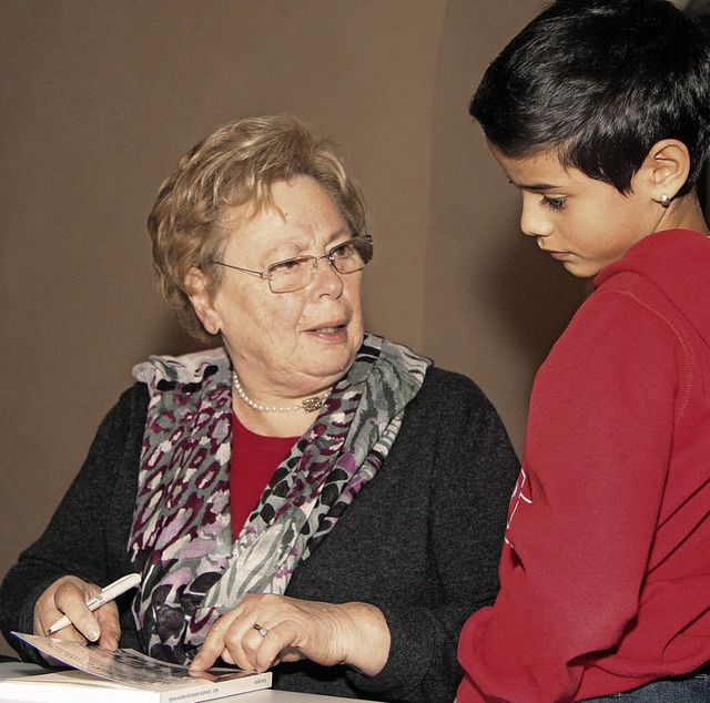 Eva Mendelssohn-Cohn signiert nach ihrem Vortrag  fr einen Schler ein Buch.   | Foto: sandra decoux-kone