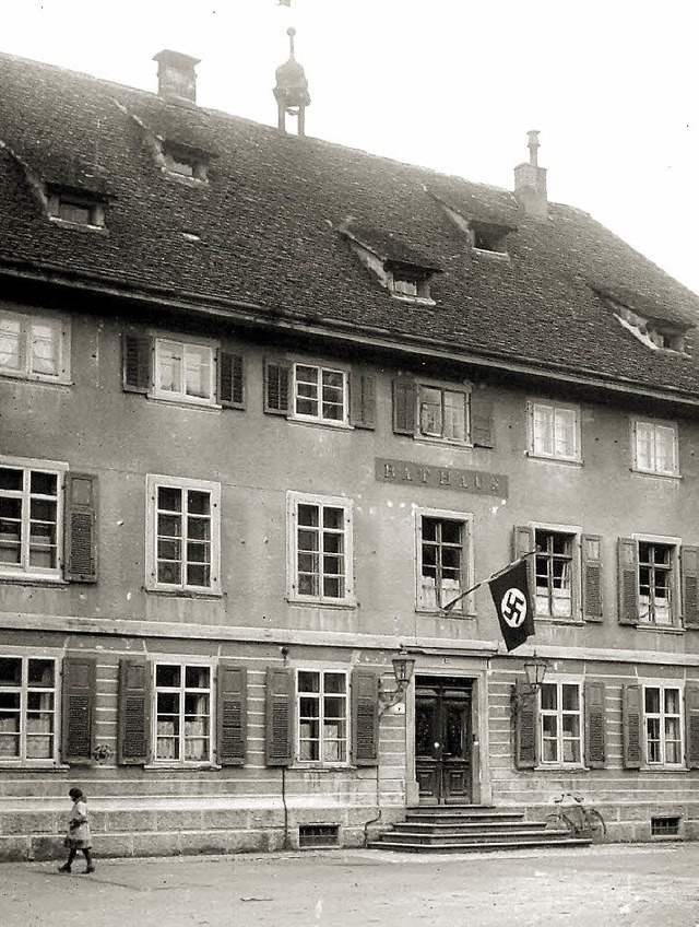 Auch am Sckinger Rathaus wehte 1933 die Hakenkreuzfahne.   | Foto: BZ