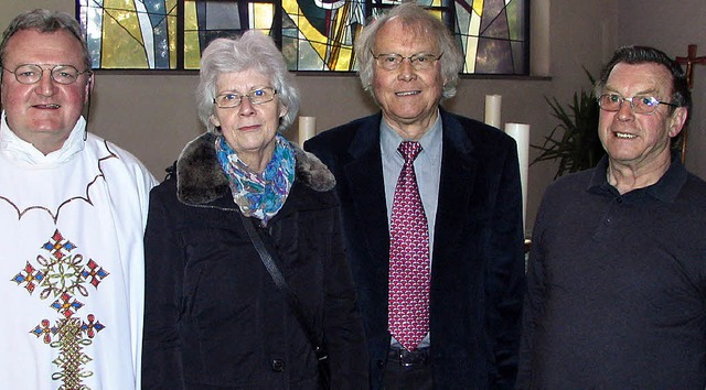 Pfarrer Josef Dorbath mit den Geehrten...bler und Peter Meindl. Foto: Ines Bode  | Foto: Ines Bode