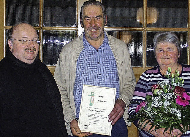 Seit 50 Jahren ist Edmund Bader (Mitte...e des Mesnerverbandes der Erzdizese.   | Foto: Morath