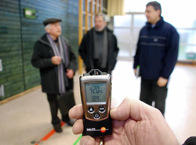 Mit dem Temperaturfhler in der Hand e...Ignaz Steinegger und  Walerij Minin).   | Foto: Ralf Staub