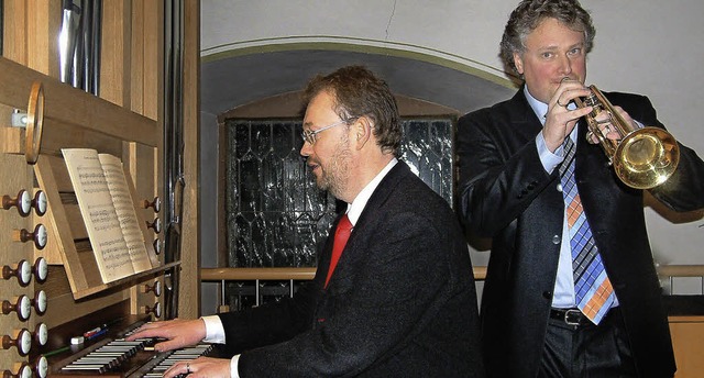 Carsten Klomp an der Orgel und der Tro...en sich als Duo in bester Spiellaune.   | Foto: Roswitha Frey