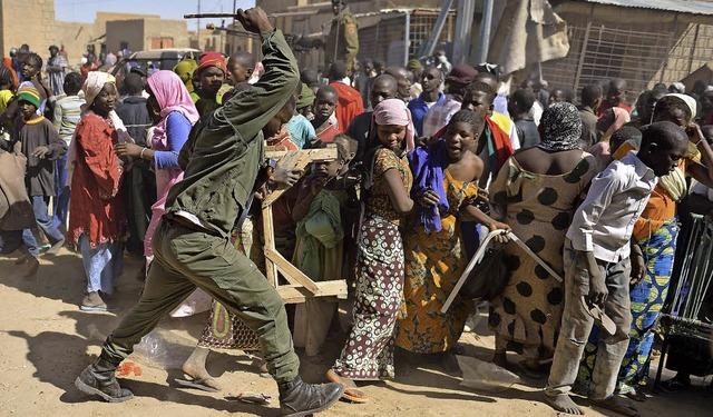 Ein Soldat vertreibt in Timbuktu Plnderer.   | Foto: AFP