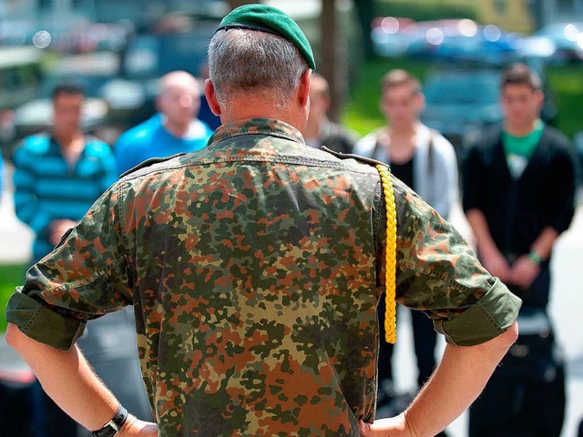 Die Bundeswehr muss als Berufsarmee um Rekruten werben.  | Foto: dapd