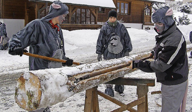 Die harte Arbeit des Narrenbaumstellen...rigen bernommen, hier in Rtenbach.    | Foto: Liane Schilling