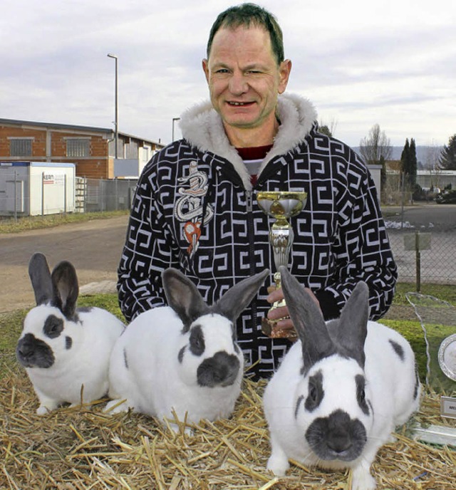 Der Zchter Hartmut Meier mit seinen Hasen.   | Foto: U.  Hiller