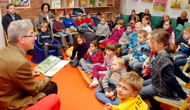 Oberbrgermeister Wolfgang G. Mller und die aufmerksamen Zuhrer.  | Foto: Heidi Foessel